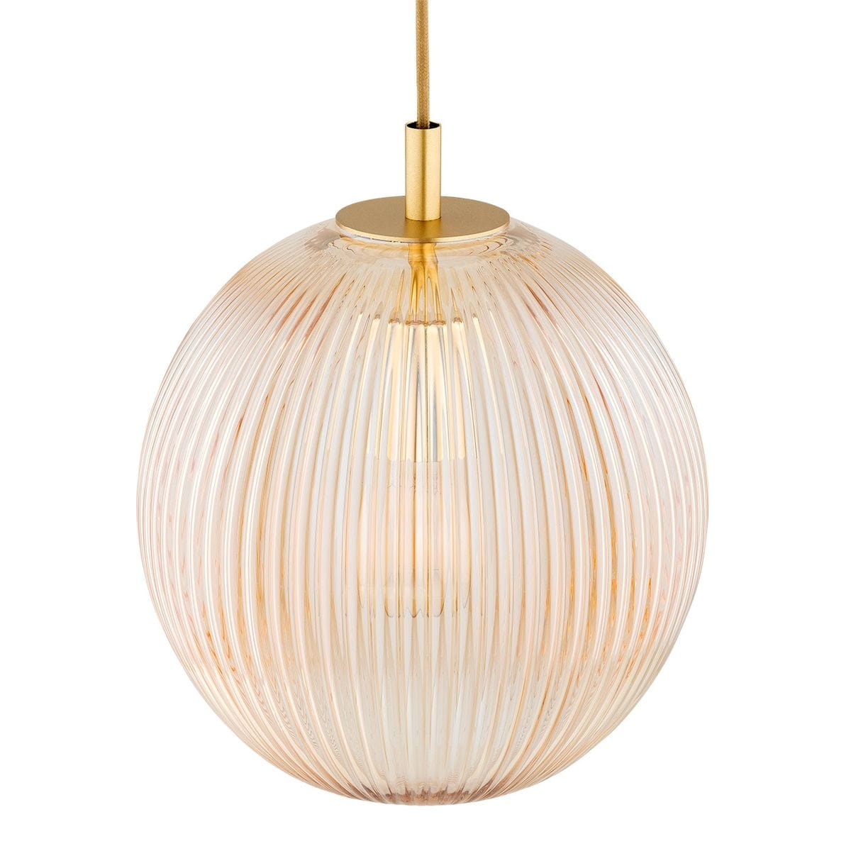 Lampa wisząca Paloma z mosiężnym uchwytem, szklana kula w miodowym kolorze z pionowymi żłobieniami. Ujęcie z przodu, zawieszona na cienkim kablu. Przeznaczona na trzy żarówki E27.