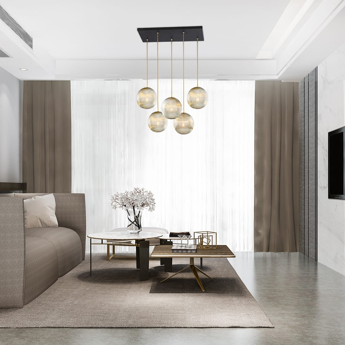 Lampa wisząca Paloma z pięcioma kloszami E27 w kolorze czarnym i szarym, zawieszona na złotych linkach. Klosze mają teksturowaną powierzchnię, a całość umieszczona na prostokątnej podstawie sufitowej. Produkt we wnętrzu z sofą i stolikiem kawowym.