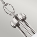 Lampa wisząca Vintner 3xE27 w kolorze niklu satynowego. Zbliżenie na elementy mocujące oraz kable. Widać okrągłą podstawę i trzy miejsca na żarówki, co podkreśla nowoczesny design. Tło w odcieniu szarości.