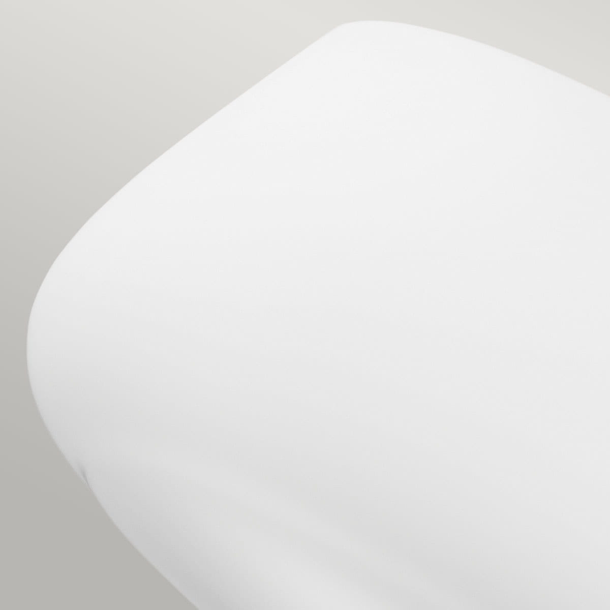 Lampa sufitowa Vintner w kolorze nikiel satyna, przeznaczona na trzy żarówki E27. Produkt o nowoczesnym, minimalistycznym designie, z lekko zaokrąglonym kształtem klosza. Ujęcie z boku, na jasnym tle.