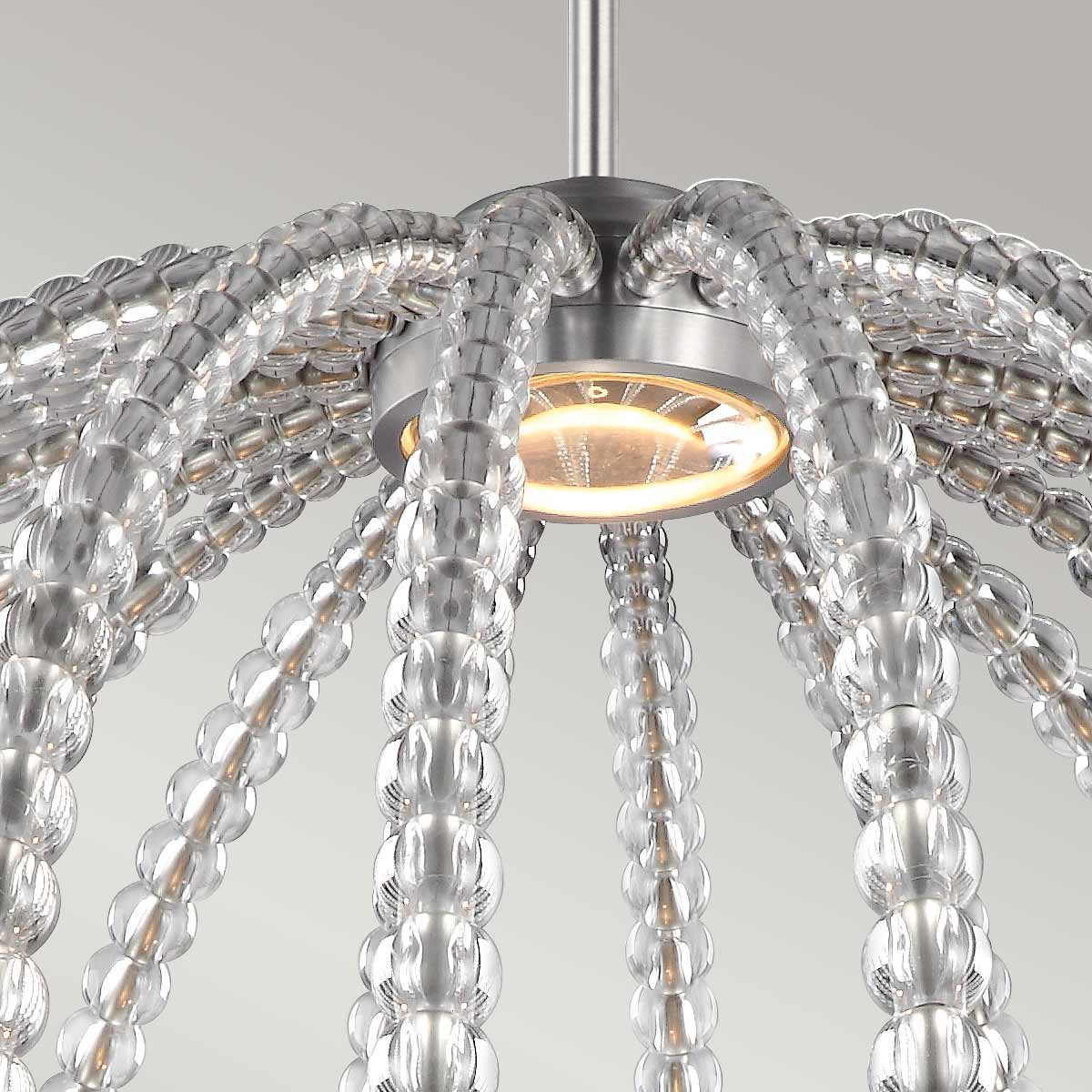 Lampa wisząca Oberlin M, wykonana z niklu satynowego, z dwiema żarówkami LED 8W. Klosz z przezroczystych, okrągłych elementów, układających się w elastyczne ramiona, które otaczają centralne źródło światła.