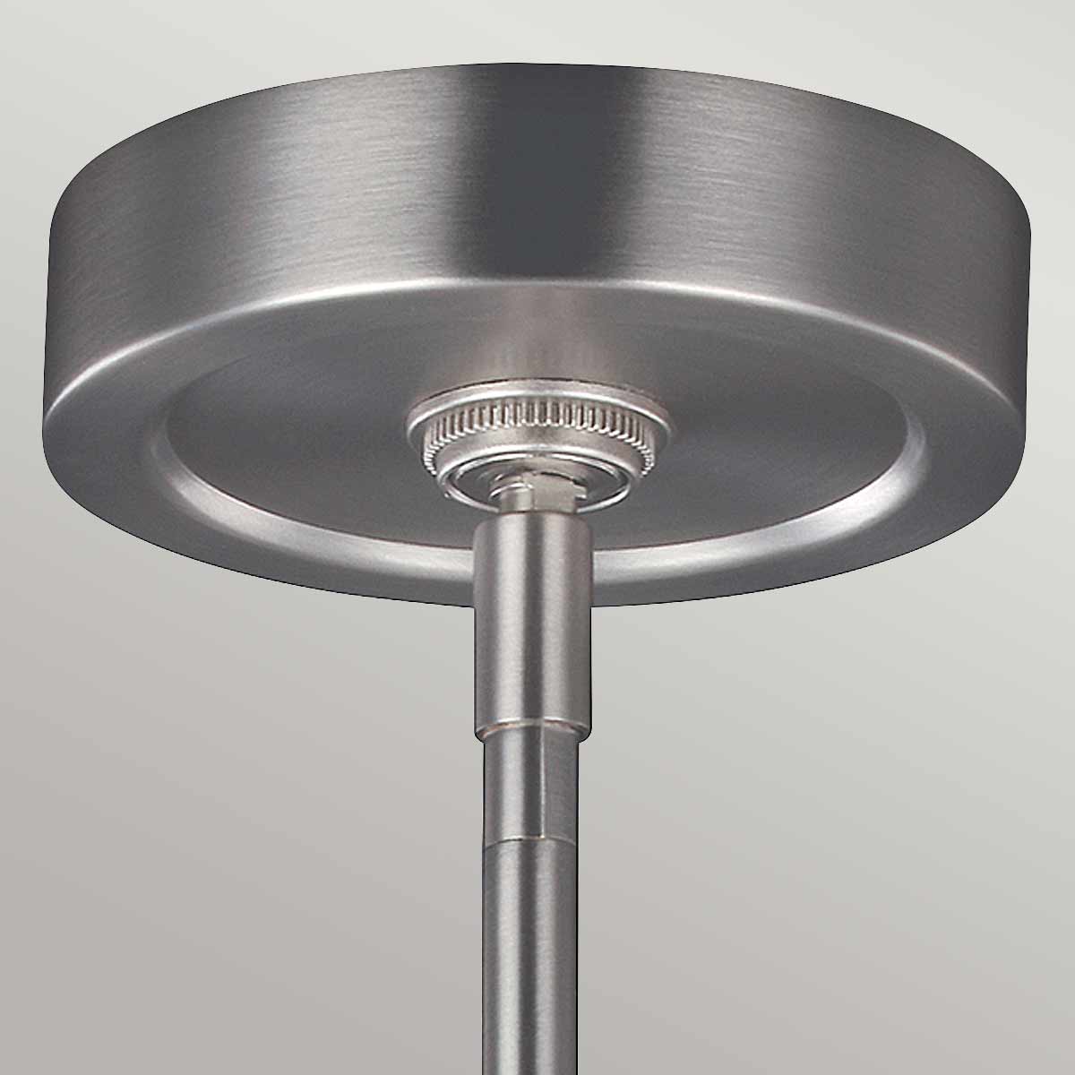 Lampa wisząca Oberlin S z jedną diodą LED o mocy 8W. Wykonana z niklu satynowego, z okrągłym, gładkim kloszem. Ujęcie z dołu, pokazujące mocowanie i przewód. Idealna do nowoczesnych wnętrz.
