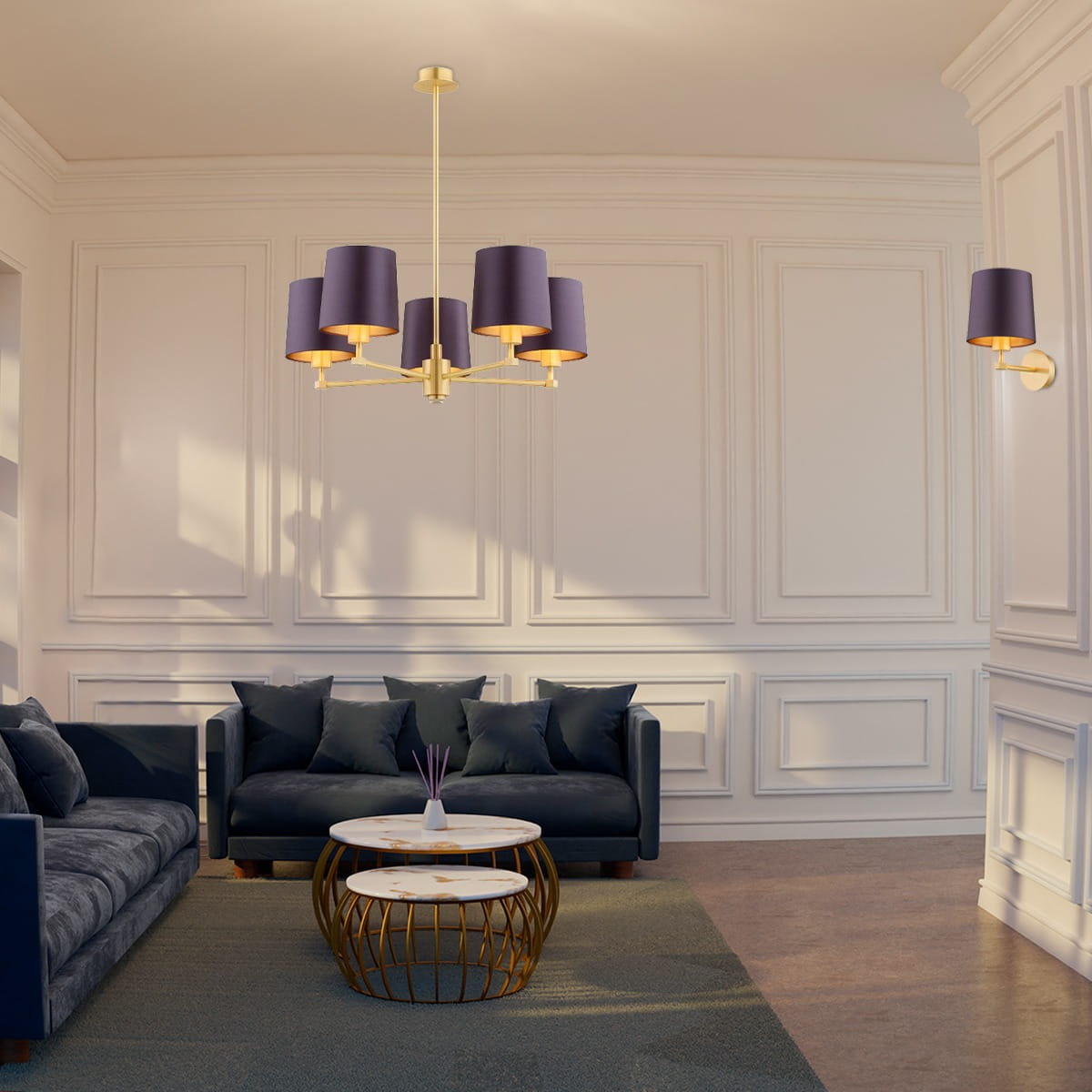 Kinkiet Princeton w kolorze mosiądzu z fioletowym abażurem, zamontowany na ścianie w eleganckim wnętrzu. Obok znajduje się stół z dwoma okrągłymi blatem oraz ciemne kanapy. Tło jasne, z dekoracyjnymi panelami.