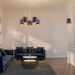 Kinkiet Princeton w kolorze mosiądzu z fioletowym abażurem, zamontowany na ścianie w eleganckim wnętrzu. Obok znajduje się stół z dwoma okrągłymi blatem oraz ciemne kanapy. Tło jasne, z dekoracyjnymi panelami.