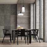 Lampa wisząca Sagunto Plus 2xE27 w kolorze czarnym i białym, zawieszona nad stołem, z okrągłym i cylindrycznym kloszem. W tle widoczne szare ściany i duże okna, wnętrze nowoczesne z drewnianą podłogą i czarnymi krzesłami.