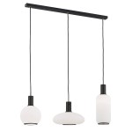 Lampa wisząca Sagunto Plus z trzema źródłami światła E27, z czarnym metalowym stelażem i białymi, szklanymi kloszami w trzech różnych kształtach: kulistym, owalnym i cylindrycznym. Zawieszona na długich, czarnych przewodach.