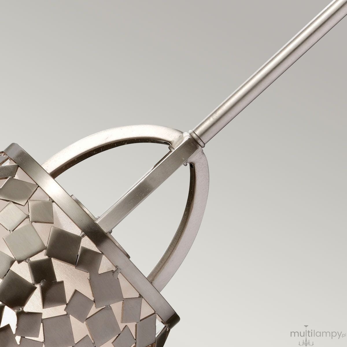 Lampa wisząca Zara w kolorze satyny nikiel z ozdobnym kloszem w geometryczny wzór. Ujęcie z boku, pokazujące detal mocowania i stylowy kształt. Idealna do nowoczesnych wnętrz.
