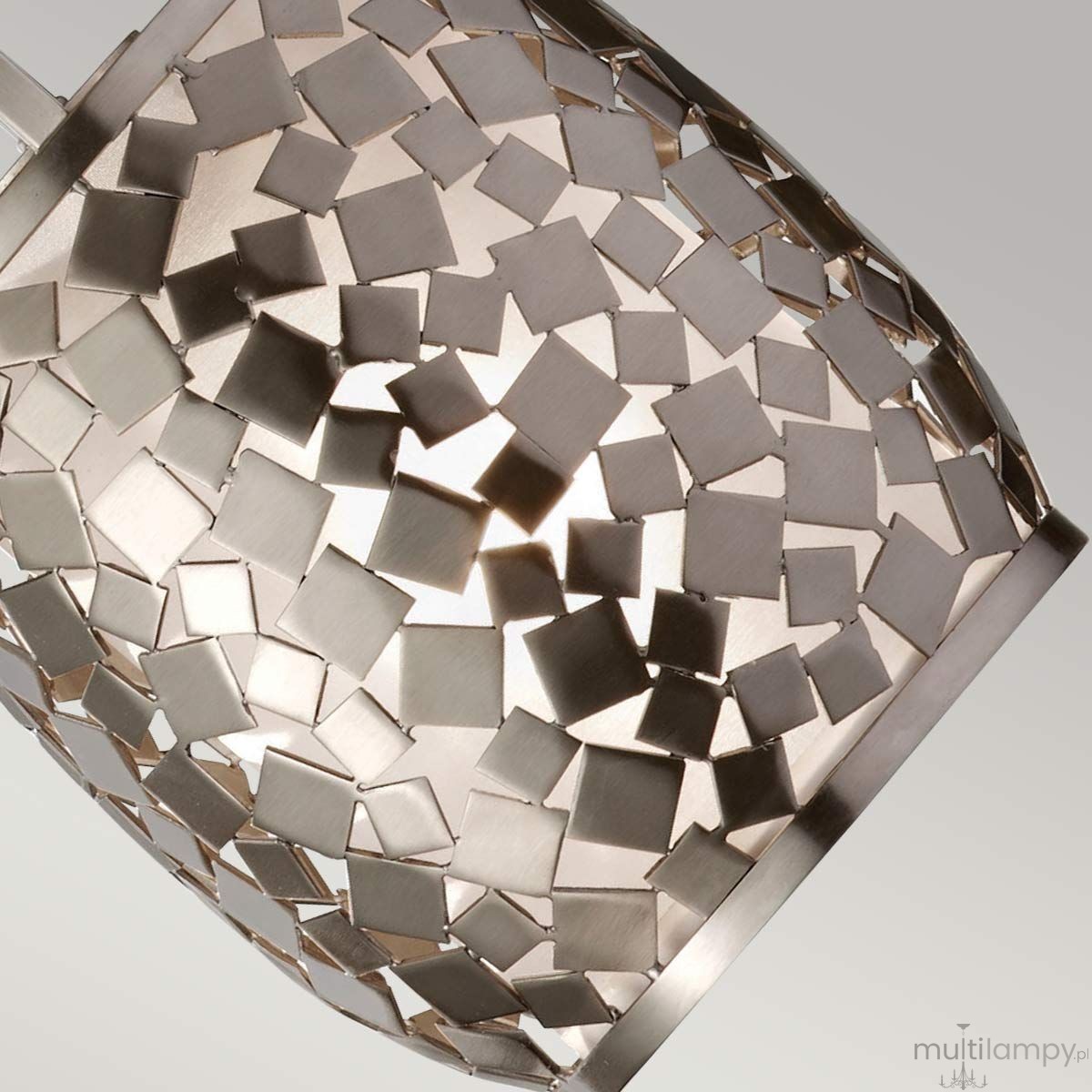 Lampa wisząca Zara w kolorze satyna nikiel, z kloszem o strukturze z małych, błyszczących kwadratowych elementów. Ujęcie zbliżeniowe na detal klosza, który emituje delikatne światło. Idealna do nowoczesnych wnętrz.