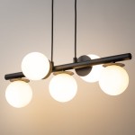 Lampa wisząca Avola z pięcioma okrągłymi kloszami w kolorze białym, zamocowana na czarnym, prostokątnym stelażu. Klosze wykonane z matowego szkła, zawieszone na cienkich czarnych linkach. Produkt prezentowany z góry, na jednolitym tle.