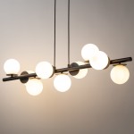 Lampa wisząca Avola w kolorze czarnym z dziewięcioma kulistymi kloszami w białym kolorze. Klosze umieszczone na poziomej rurce, zawieszone na cienkich linkach. Prosta, nowoczesna forma, idealna do różnych wnętrz.