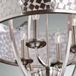 Lampa wisząca Zara 4xE14 w kolorze satynowego niklu. Okrągła, metalowa konstrukcja z czterema miejscami na żarówki, ozdobiona mozaikowym kloszem. Ujęcie z bliska, pokazujące detale mocowań i żarówek. Tło w neutralnym odcieniu.