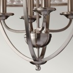 Lampa wisząca Zara w kolorze satyny nikiel, z czterema gniazdami E14. Widok z bliska na centralną część, z eleganckimi ramionami i okrągłym podstawowym elementem. Gładka powierzchnia metalowa, minimalistyczny design.