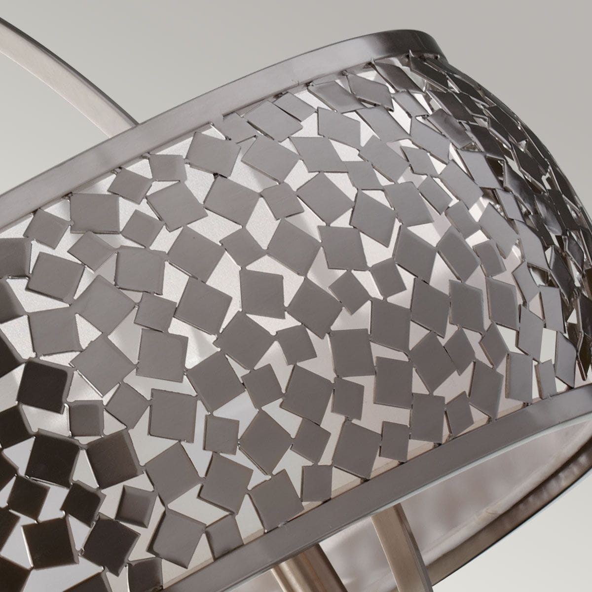 Lampa wisząca Zara z satynowego niklu, z kloszem o wzorze z małych, kwadratowych elementów. Ujęcie z bliska, ukazujące szczegóły struktury oraz fakturę materiału. Przeznaczona do użycia z żarówkami E14.
