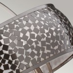 Lampa wisząca Zara z satynowego niklu, z kloszem o wzorze z małych, kwadratowych elementów. Ujęcie z bliska, ukazujące szczegóły struktury oraz fakturę materiału. Przeznaczona do użycia z żarówkami E14.
