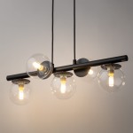 Lampa wisząca Avola z pięcioma źródłami światła G9. Czarna metalowa konstrukcja z transparentnymi szklanymi kloszami o okrągłym kształcie, zawieszona na dwóch przewodach. Stylowe połączenie nowoczesności z elegancją.