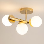 Lampa sufitowa Avola 3xG9 w kolorze złotym i białym. Posiada trzy okrągłe klosze z mlecznego szkła zamocowane na metalowej, złotej konstrukcji. Ujęcie z dołu, pokazujące detal montażu i kształt kloszy.