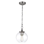 Lampa wisząca Tabby 1xE27 w satynowym niklu, zawieszona na łańcuchu. Szklany klosz w kształcie kuli, z widoczną żarówką, tworzy minimalistyczny design. Ujęcie z boku, na jednolitym tle.