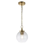 Lampa wisząca Tabby z mosiądzu z przezroczystym kloszem w kształcie kuli, zawieszona na łańcuchu. Widoczny gwint na żarówkę E27, elegancki design. Ujęcie z boku, na jasnym tle.