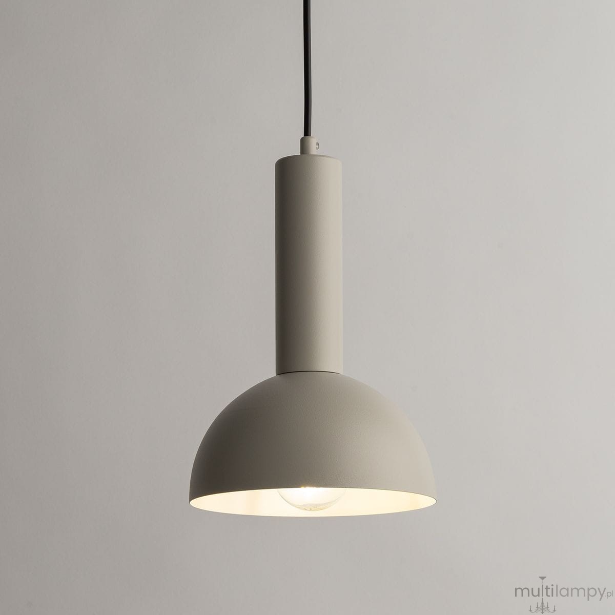 Lampa wisząca Vitrum Kopuła D19 w kolorze szarym/beżowym, z metalowym kloszem w kształcie półkuli i cylindrycznym uchwytem. Oświetlenie montowane pod sufitem, z widoczną żarówką E27. Tło jasne, minimalistyczne.