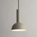 Lampa wisząca Vitrum Kopuła D19 w kolorze szarym/beżowym, z metalowym kloszem w kształcie półkuli i cylindrycznym uchwytem. Oświetlenie montowane pod sufitem, z widoczną żarówką E27. Tło jasne, minimalistyczne.