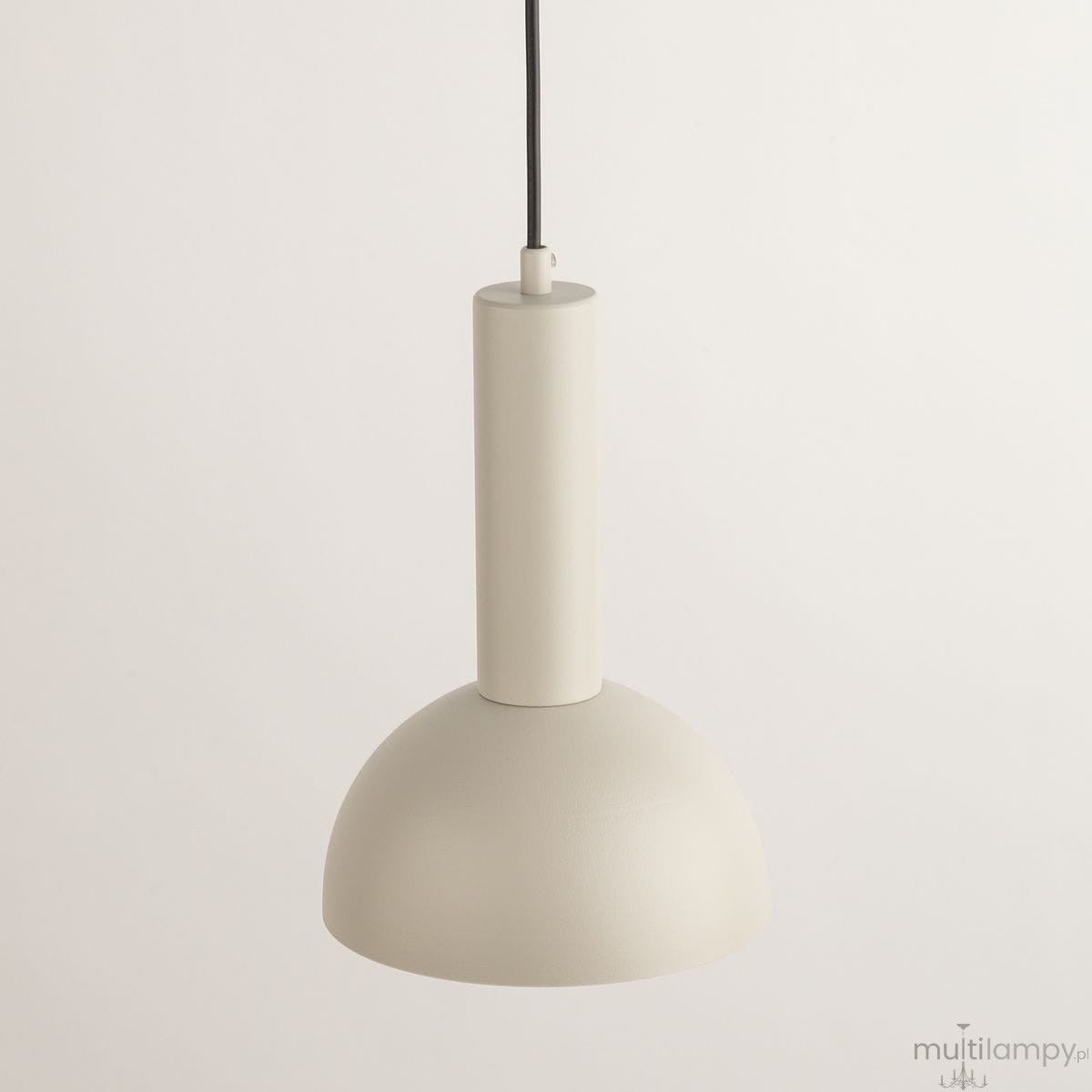 Lampa wisząca Vitrum Kopuła D19 w kolorze szarym/beżowym, z metalowym kloszem w kształcie półkuli i cylindrycznym uchwytem. Powieszona na czarnym kablu, prezentuje minimalistyczny design.