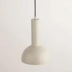 Lampa wisząca Vitrum Kopuła D19 w kolorze szarym/beżowym, z metalowym kloszem w kształcie półkuli i cylindrycznym uchwytem. Powieszona na czarnym kablu, prezentuje minimalistyczny design.