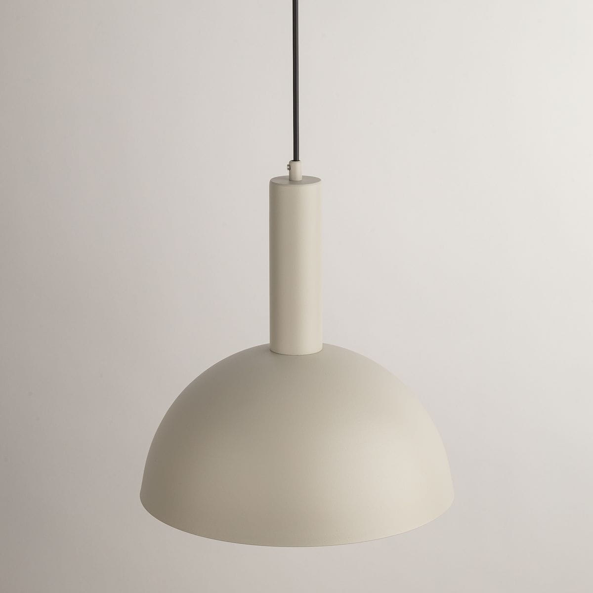 Lampa wisząca Vitrum Kopuła D30 w kolorze szaro-beżowym, z metalowym kloszem w kształcie półkuli. Zawieszona na czarnym przewodzie, z cylindrycznym uchwytem. Przeznaczona do żarówki E27, idealna do nowoczesnych wnętrz.