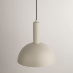 Lampa wisząca Vitrum Kopuła D30 w kolorze szaro-beżowym, z metalowym kloszem w kształcie półkuli. Zawieszona na czarnym przewodzie, z cylindrycznym uchwytem. Przeznaczona do żarówki E27, idealna do nowoczesnych wnętrz.