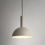 Lampa wisząca Vitrum Kopuła D30 w kolorze szaro-beżowym, z metalowym kloszem w kształcie półkuli. Montowana na czarnym przewodzie, z oprawką E27. Widoczny detal podświetlenia w dolnej części klosza.