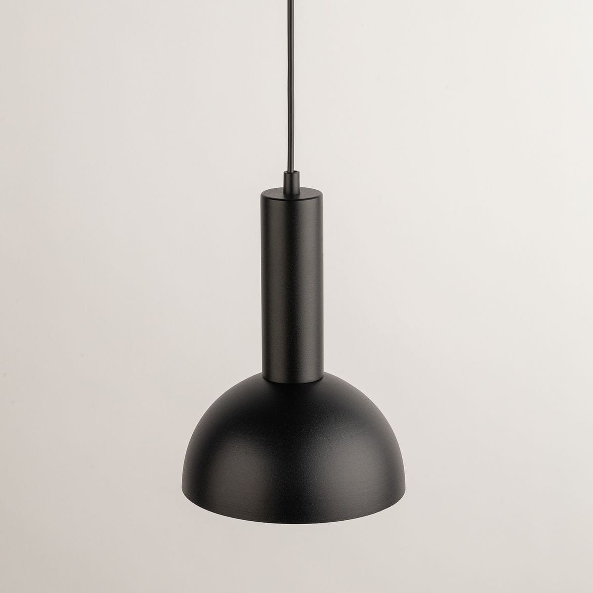 Czarna lampa wisząca Vitrum Kopuła D19 z jednym gniazdem E27. Posiada zaokrągloną, matową czaszę oraz cylindryczny uchwyt. Ujęcie frontalne, zawieszona na cienkim przewodzie, na jednolitym tle. Idealna do nowoczesnych wnętrz.