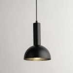 Czarna lampa wisząca Vitrum Kopuła D19 z pojedynczym uchwytem E27. Okrągła, matowa czasza z metalicznym wykończeniem wewnątrz, wisi na cienkim kablu. Prosta forma, idealna do nowoczesnych aranżacji wnętrz.