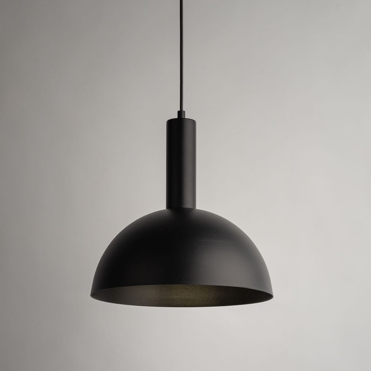 Lampa wisząca Vitrum Kopuła D30 w kolorze czarnym, z okrągłym kloszem i cylindrycznym trzonem. Widok z góry, z zawieszeniem, materiał metalowy, przeznaczona na żarówkę E27. Tło jasnoszare.