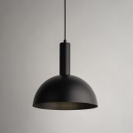 Lampa wisząca Vitrum Kopuła D30 w kolorze czarnym, z okrągłym kloszem i cylindrycznym trzonem. Widok z góry, z zawieszeniem, materiał metalowy, przeznaczona na żarówkę E27. Tło jasnoszare.