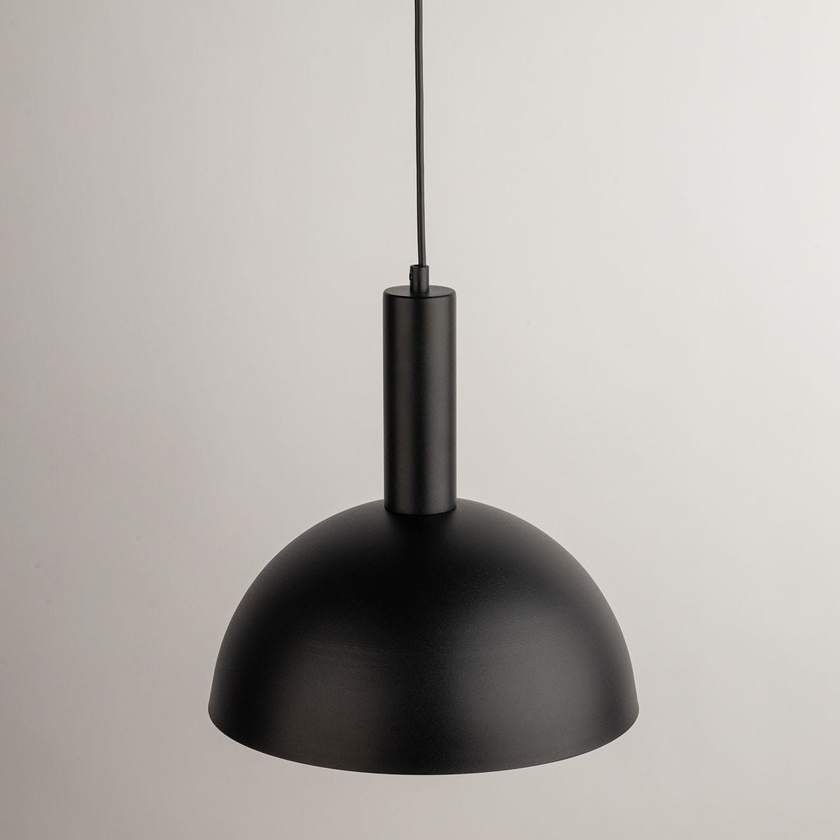 Lampa wisząca Vitrum Kopuła D30 w kolorze czarnym, z jednym gniazdem E27. Okrągła, matowa kopuła z metalowym wykończeniem, zawieszona na cienkim kablu. Produkt ukazany z przodu, na jasnym tle.