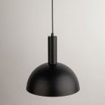 Lampa wisząca Vitrum Kopuła D30 w kolorze czarnym, z jednym gniazdem E27. Okrągła, matowa kopuła z metalowym wykończeniem, zawieszona na cienkim kablu. Produkt ukazany z przodu, na jasnym tle.