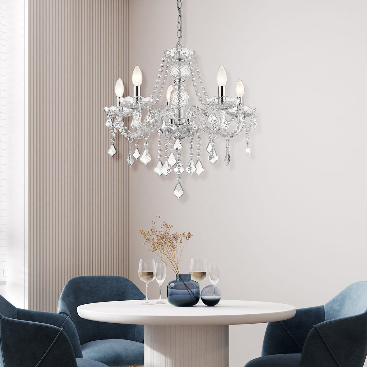 Cristallo żyrandol 5-punktowy LP-2940/5P, zawieszony na łańcuchu, z pięcioma żarówkami i dekoracyjnymi kryształami, w przejrzystym, błyszczącym wykończeniu. W tle stół z niebieskimi krzesłami i dekoracjami, na jasnej ścianie.