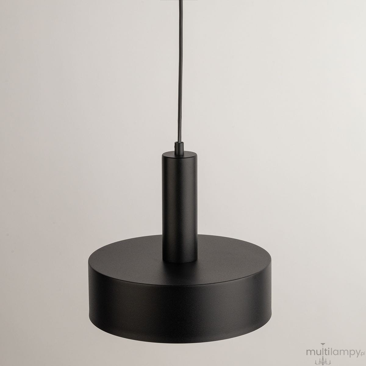 Lampa wisząca Vitrum Koło D27 w kolorze czarnym, z okrągłym, matowym kloszem i cylindrycznym uchwytem. Zawieszona na cienkim przewodzie, idealna do nowoczesnych wnętrz. Wyposażona w gniazdo E27. Tło jasne, minimalistyczne.