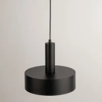 Lampa wisząca Vitrum Koło D27 w kolorze czarnym, z okrągłym, matowym kloszem i cylindrycznym uchwytem. Zawieszona na cienkim przewodzie, idealna do nowoczesnych wnętrz. Wyposażona w gniazdo E27. Tło jasne, minimalistyczne.