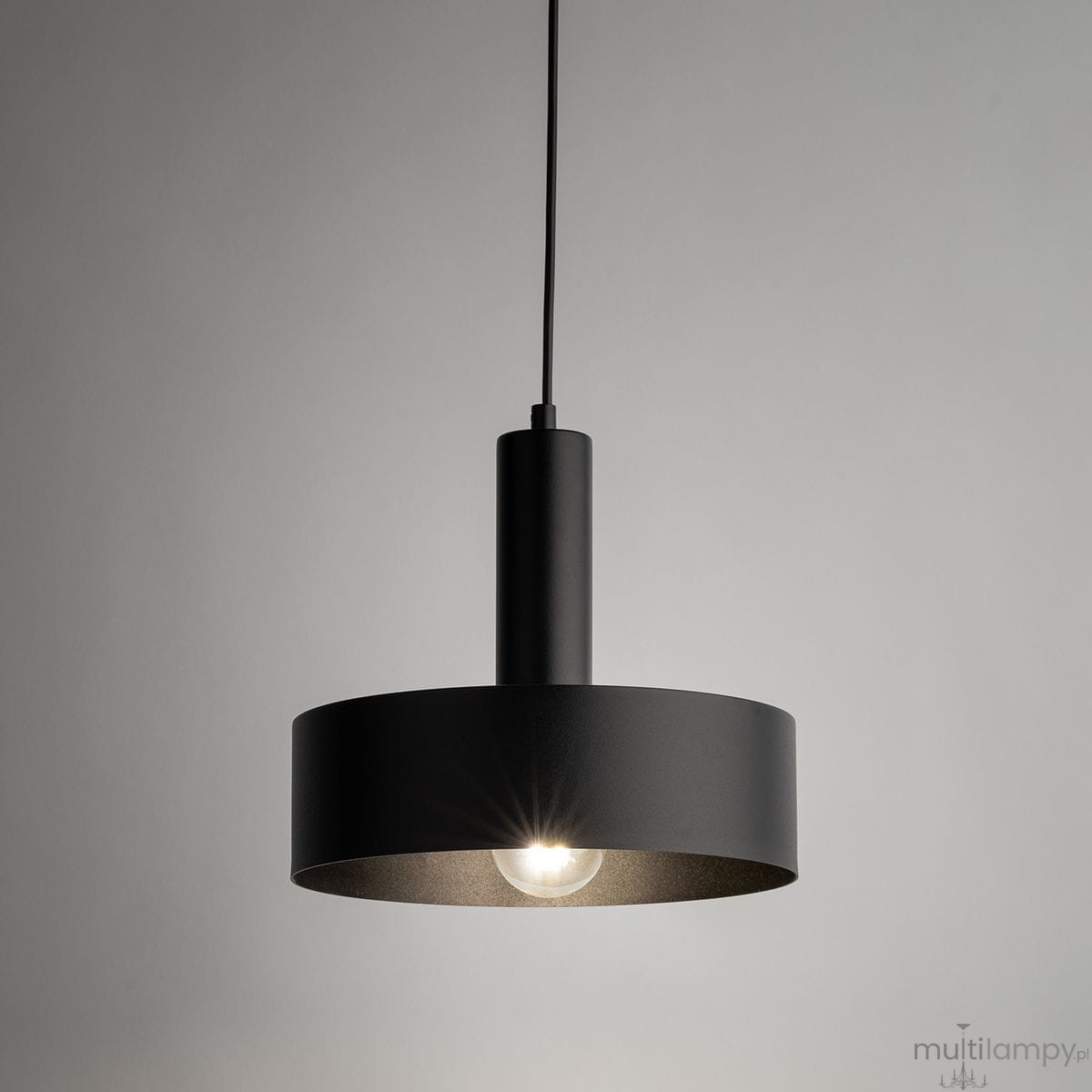 Lampa wisząca Vitrum Koło D27 w kolorze czarnym, z metalowym kloszem w kształcie pierścienia, zawieszona na cienkim kablu. Widoczna żarówka E27 w centralnym punkcie klosza, tło w neutralnym odcieniu.