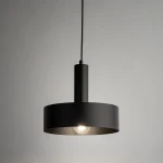 Lampa wisząca Vitrum Koło D27 w kolorze czarnym, z metalowym kloszem w kształcie pierścienia, zawieszona na cienkim kablu. Widoczna żarówka E27 w centralnym punkcie klosza, tło w neutralnym odcieniu.