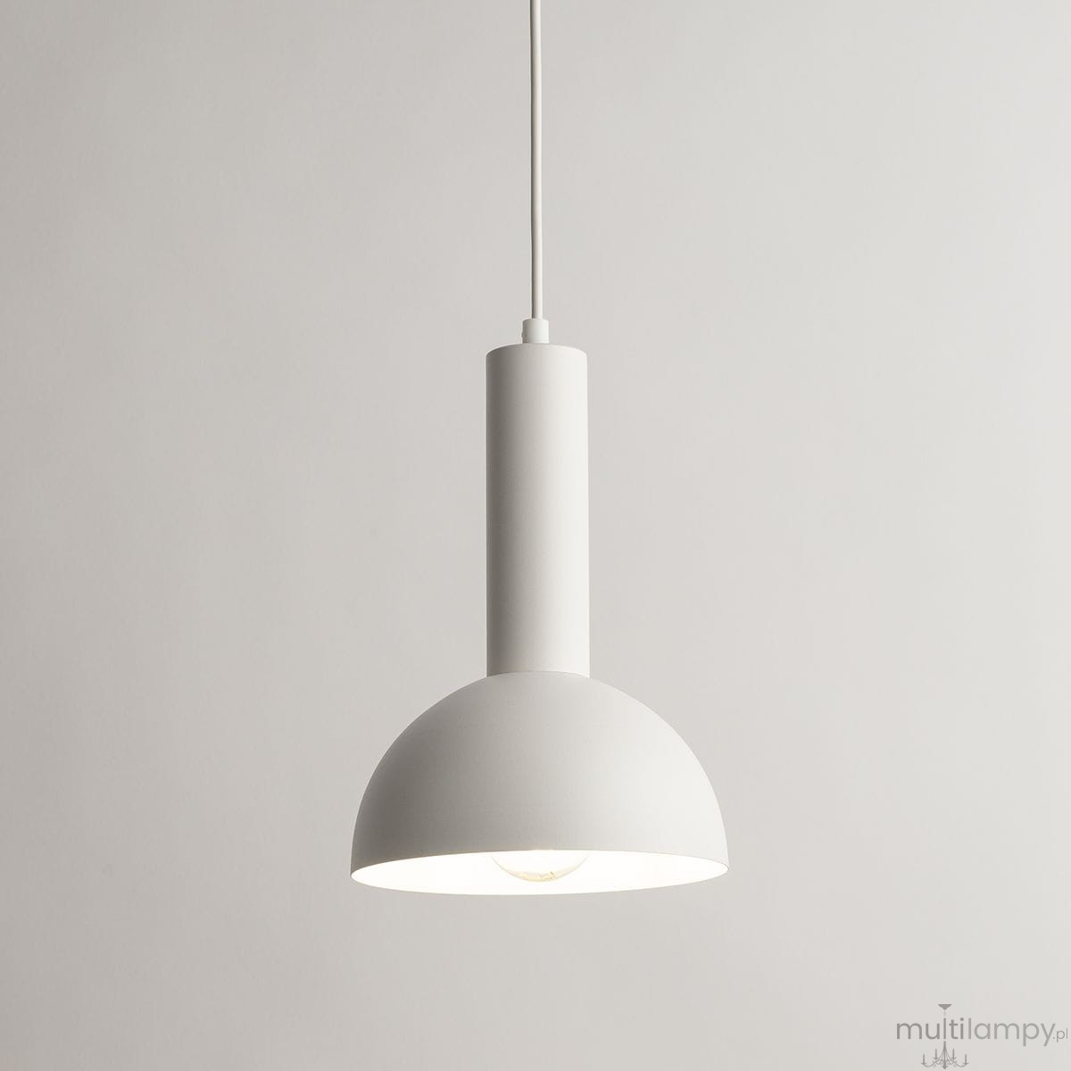Lampa wisząca Vitrum Kopuła D19 w kolorze białym, z cylindrycznym uchwytem i okrągłym kloszem. Zawieszona na cienkim przewodzie, przeznaczona do żarówki E27. Prosty, nowoczesny design, idealna do różnych wnętrz.