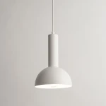 Lampa wisząca Vitrum Kopuła D19 w kolorze białym, z cylindrycznym uchwytem i okrągłym kloszem. Zawieszona na cienkim przewodzie, przeznaczona do żarówki E27. Prosty, nowoczesny design, idealna do różnych wnętrz.