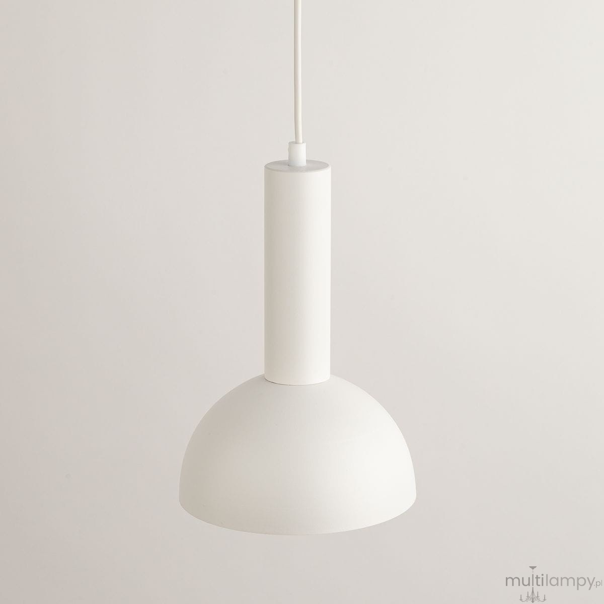 Biała lampa wisząca Vitrum Kopuła D19 z oprawą na 1 żarówkę E27, z cylindrycznym mocowaniem i okrągłym kloszem. Zawieszona na białym przewodzie, prezentująca minimalistyczny design. Tło jasne, neutralne.