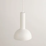 Biała lampa wisząca Vitrum Kopuła D19 z oprawą na 1 żarówkę E27, z cylindrycznym mocowaniem i okrągłym kloszem. Zawieszona na białym przewodzie, prezentująca minimalistyczny design. Tło jasne, neutralne.