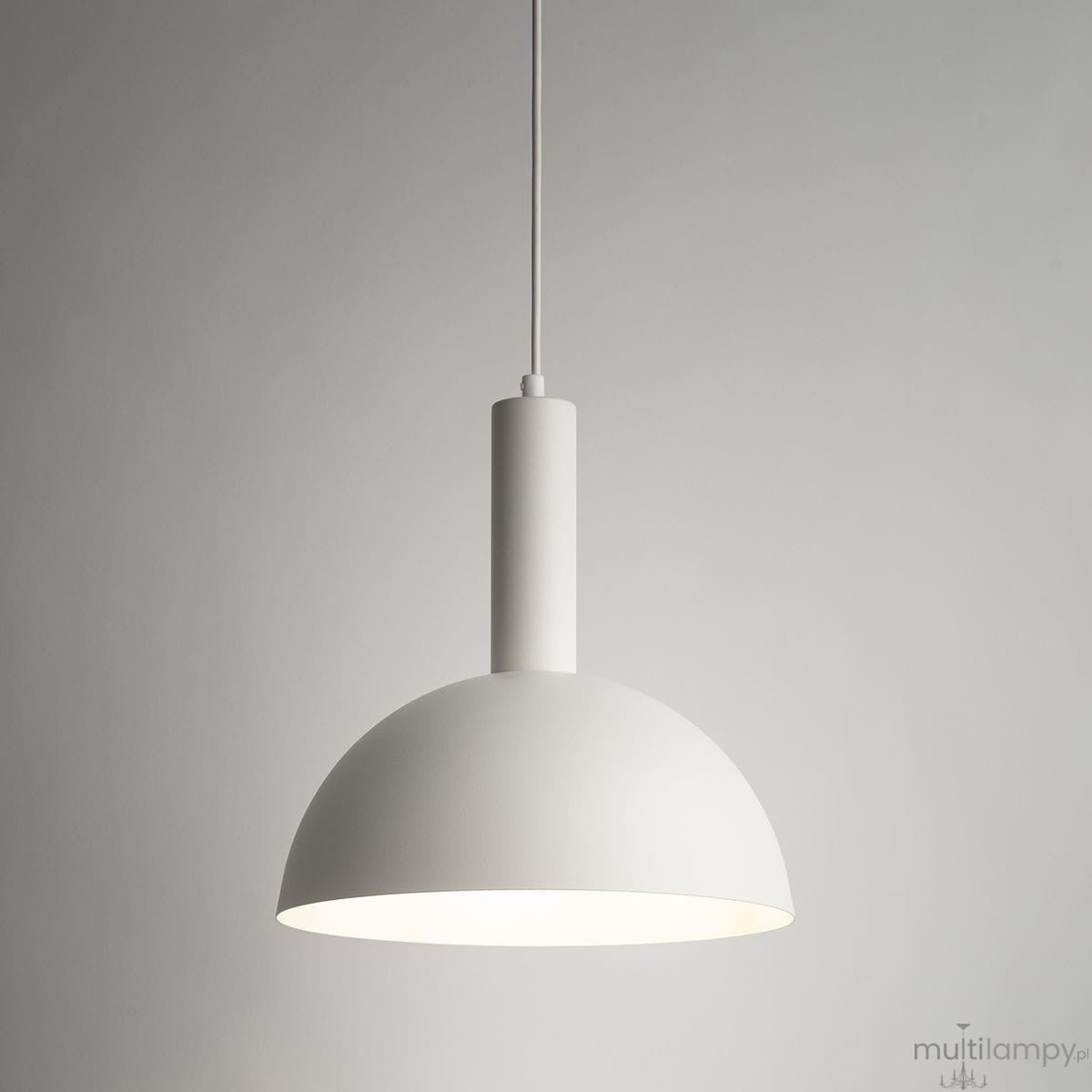 Lampa wisząca Vitrum Kopuła D30 w kolorze białym, z metalowym kloszem w kształcie półkuli. Ujęcie frontalne, lampa zawieszona na cienkim przewodzie, z widoczną oprawą E27. Proste tło podkreśla minimalistyczny design.