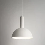 Lampa wisząca Vitrum Kopuła D30 w kolorze białym, z metalowym kloszem w kształcie półkuli. Ujęcie frontalne, lampa zawieszona na cienkim przewodzie, z widoczną oprawą E27. Proste tło podkreśla minimalistyczny design.