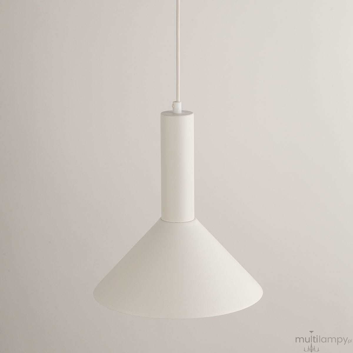 Lampa wisząca Vitrum Stożek D26 w kolorze białym z oprawą w kształcie stożka. Ujęcie z przodu, zawieszona na cienkim przewodzie. Wysoka cylindryczna podstawa i stożkowaty klosz, przeznaczona na żarówkę E27.