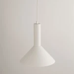 Lampa wisząca Vitrum Stożek D26 w kolorze białym z oprawą w kształcie stożka. Ujęcie z przodu, zawieszona na cienkim przewodzie. Wysoka cylindryczna podstawa i stożkowaty klosz, przeznaczona na żarówkę E27.