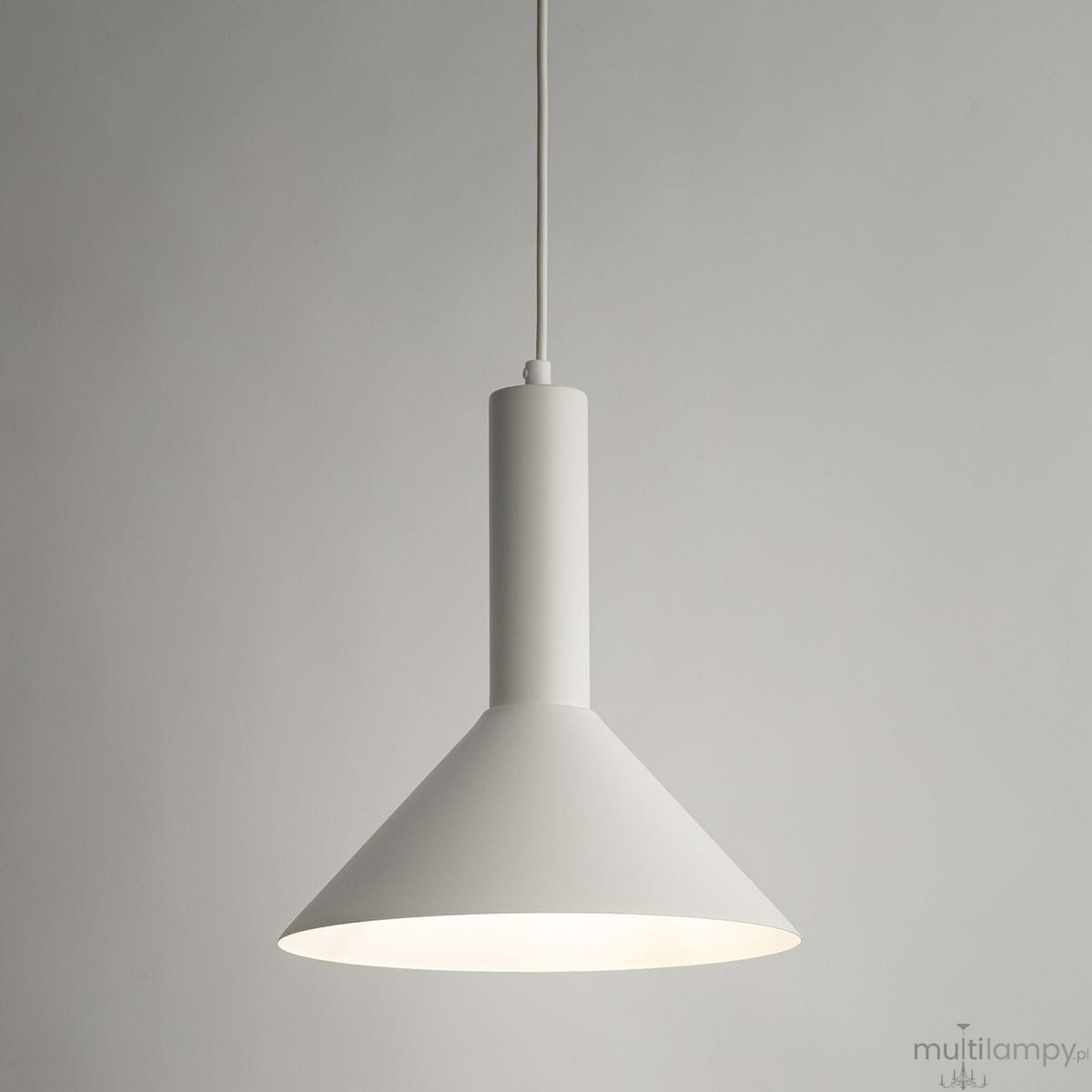 Lampa wisząca Vitrum Stożek D26 w kolorze białym z kloszem w kształcie stożka, zawieszona na cienkim przewodzie. Posiada miejsce na żarówkę E27, elegancki, minimalistyczny design. Tło szare, proste, podkreślające produkt.