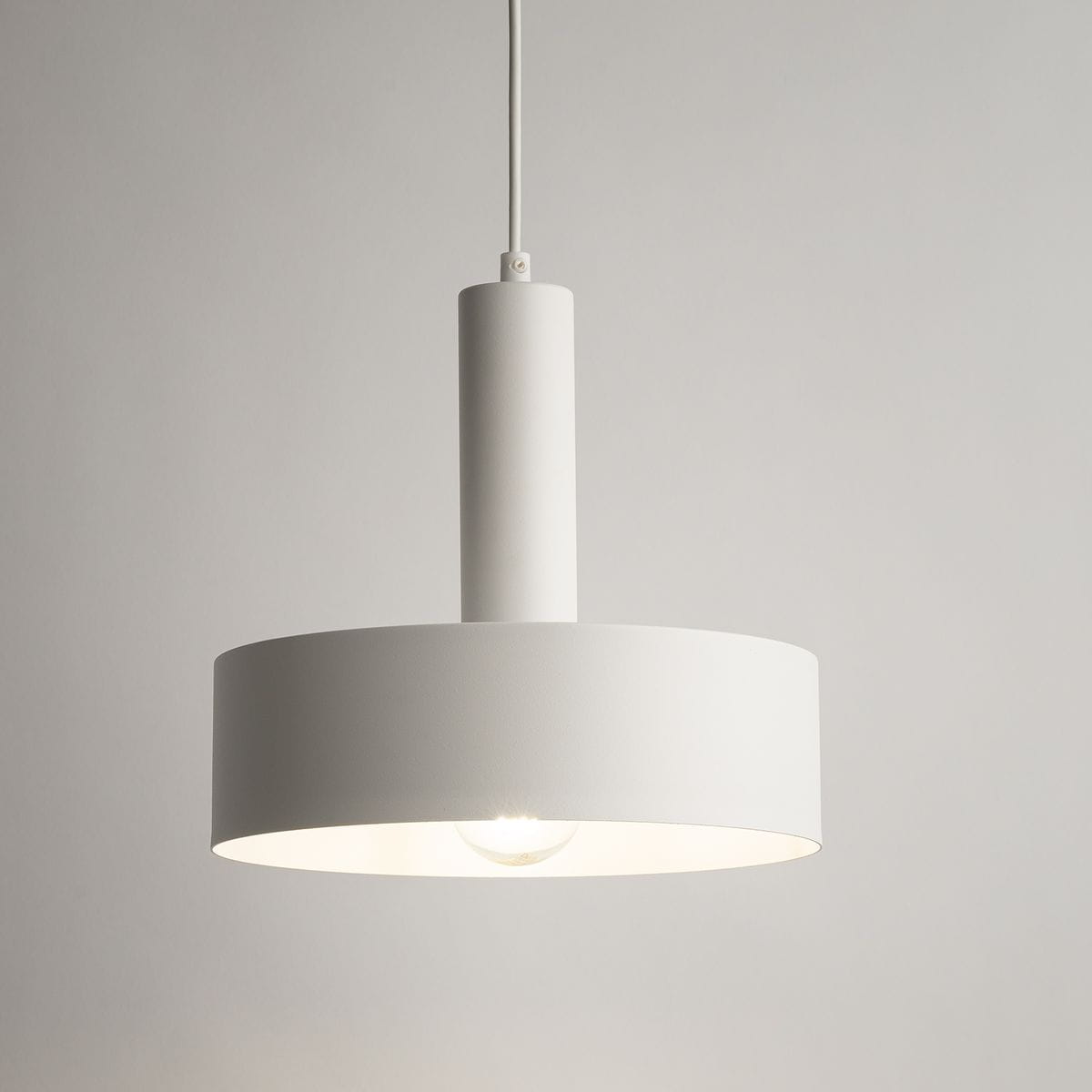 Lampa wisząca Vitrum Koło D27 w kolorze białym, z metalowym kloszem w kształcie cylindra, zawieszona na białym przewodzie. Źródło światła E27 widoczne wewnątrz klosza. Prosta, nowoczesna forma, idealna do różnych aranżacji wnętrz.